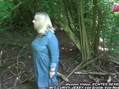 Curvy Jessy von zwei Typen beim Pissen gestört und gebumst