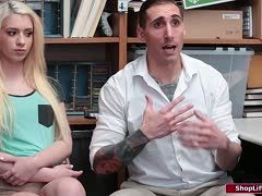 Beim Blasen sieht er der Stieftochter zu