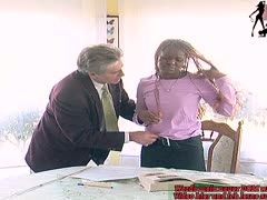 Schlanke Negerin beim deutschen BDSM Porno mit dem Rohrstock erzogen