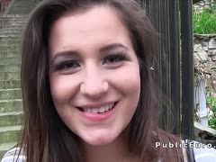 Schwarzhaarige Amateurin im Auto gebumst