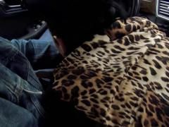 Deutsche Schlampe treibt es gerne im Auto